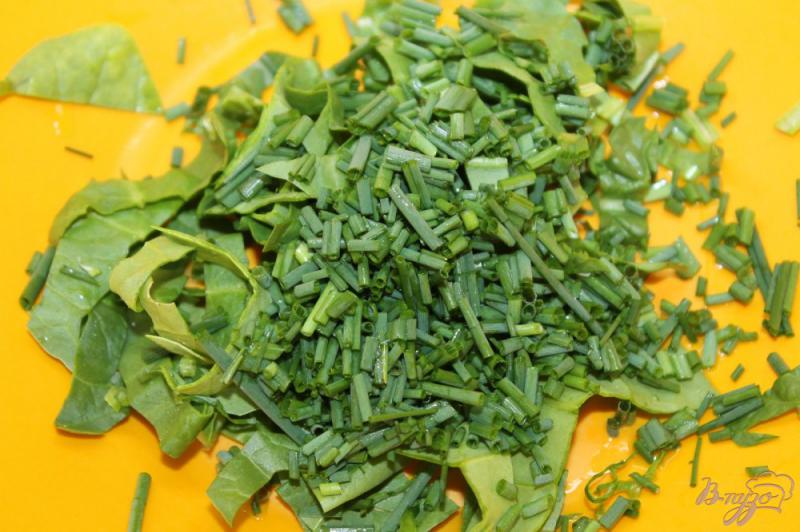 Фото приготовление рецепта: Зеленый салат с огурцом и кедровым орехом шаг №2