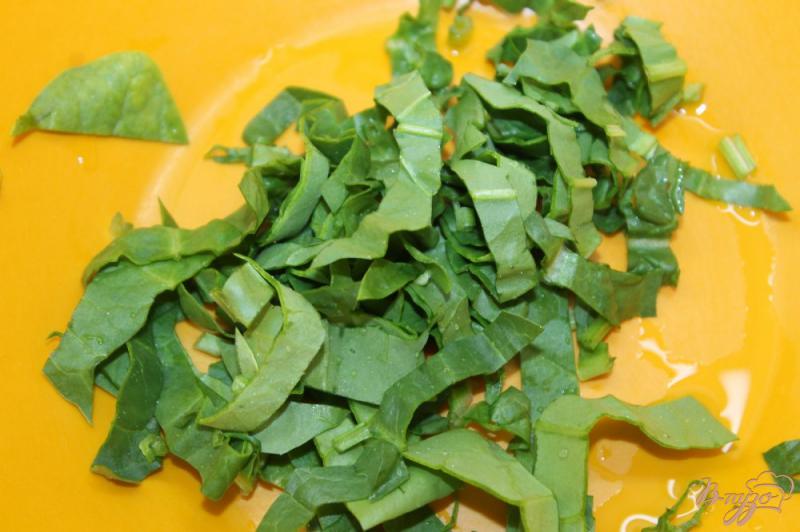 Фото приготовление рецепта: Зеленый салат с огурцом и кедровым орехом шаг №1