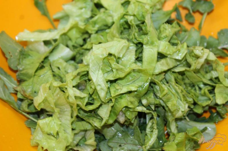 Фото приготовление рецепта: Зеленый салат с огурцом и кедровым орехом шаг №4