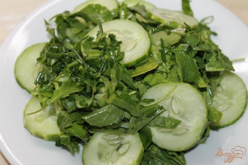 Фото приготовление рецепта: Зеленый салат с огурцом и кедровым орехом шаг №5