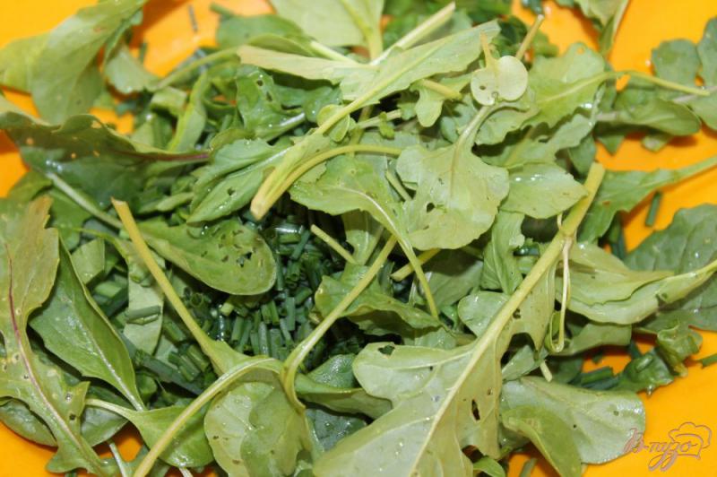 Фото приготовление рецепта: Зеленый салат с огурцом и кедровым орехом шаг №3