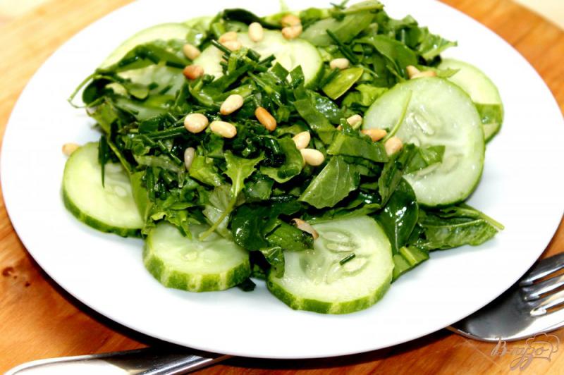 Фото приготовление рецепта: Зеленый салат с огурцом и кедровым орехом шаг №6