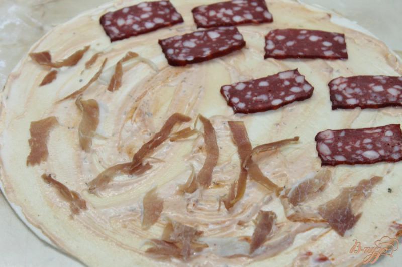 Фото приготовление рецепта: Пицца с хамоном и сырокопченой колбасой шаг №4