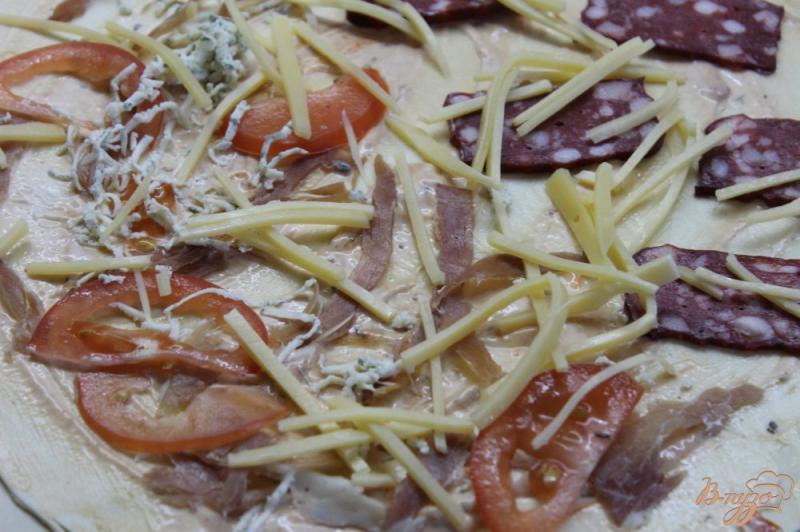 Фото приготовление рецепта: Пицца с хамоном и сырокопченой колбасой шаг №6