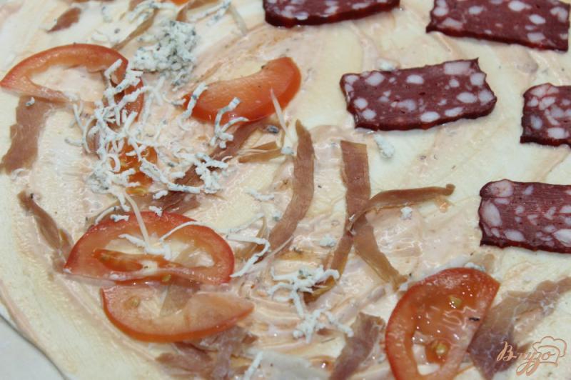 Фото приготовление рецепта: Пицца с хамоном и сырокопченой колбасой шаг №5