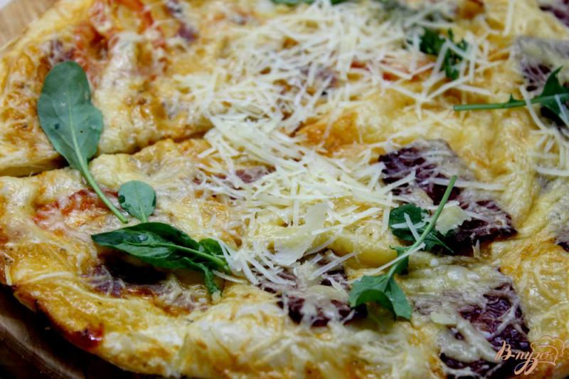 Фото приготовление рецепта: Пицца с хамоном и сырокопченой колбасой шаг №8