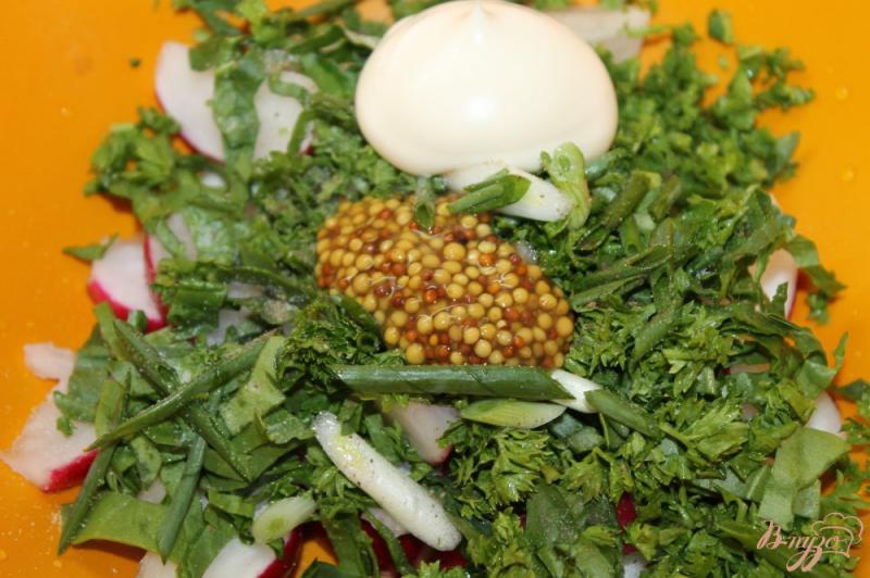 Фото приготовление рецепта: Салат с редисом, зеленью и шпинатом шаг №4