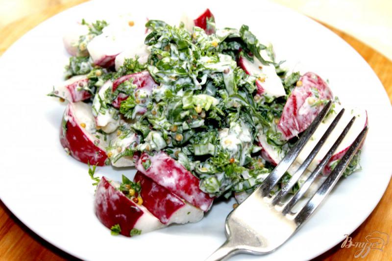 Фото приготовление рецепта: Салат с редисом, зеленью и шпинатом шаг №5