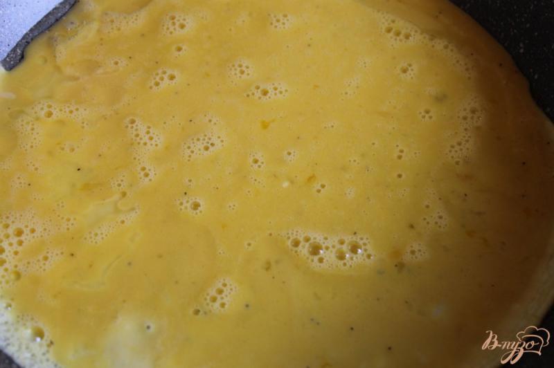 Фото приготовление рецепта: Омлет с сыром, помидорами и зеленью шаг №2
