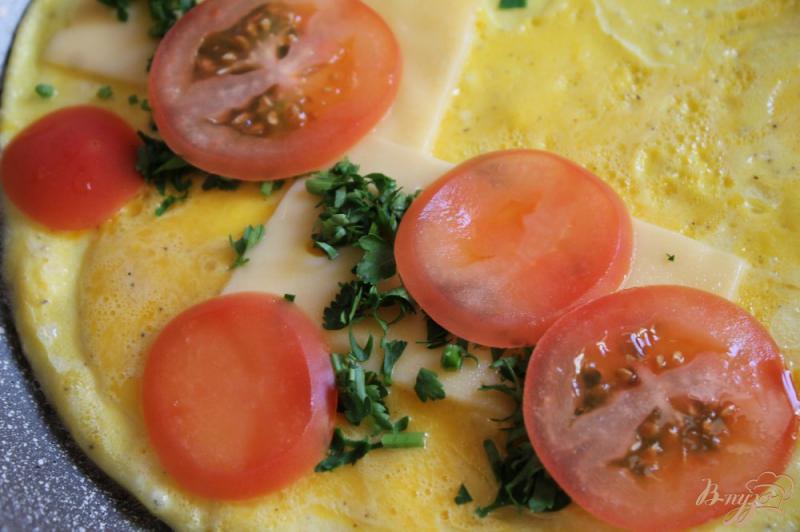 Фото приготовление рецепта: Омлет с сыром, помидорами и зеленью шаг №4