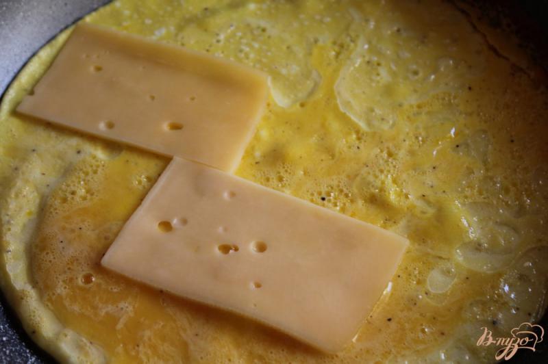 Фото приготовление рецепта: Омлет с сыром, помидорами и зеленью шаг №3
