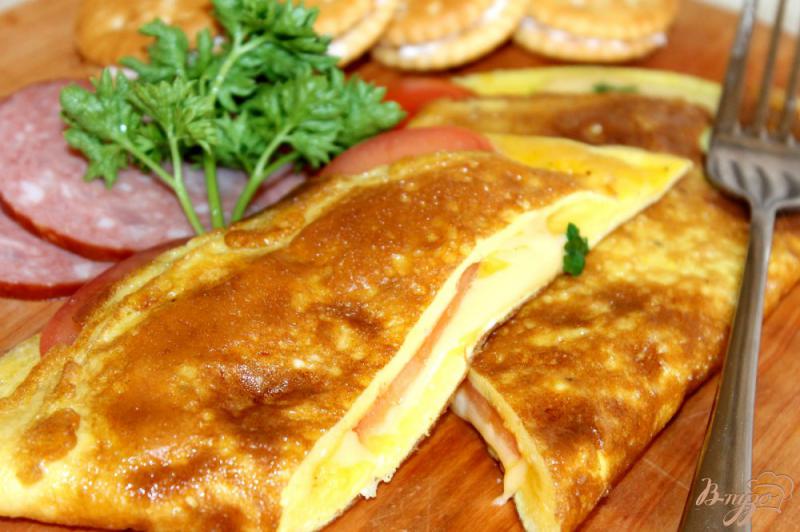 Фото приготовление рецепта: Омлет с сыром, помидорами и зеленью шаг №5