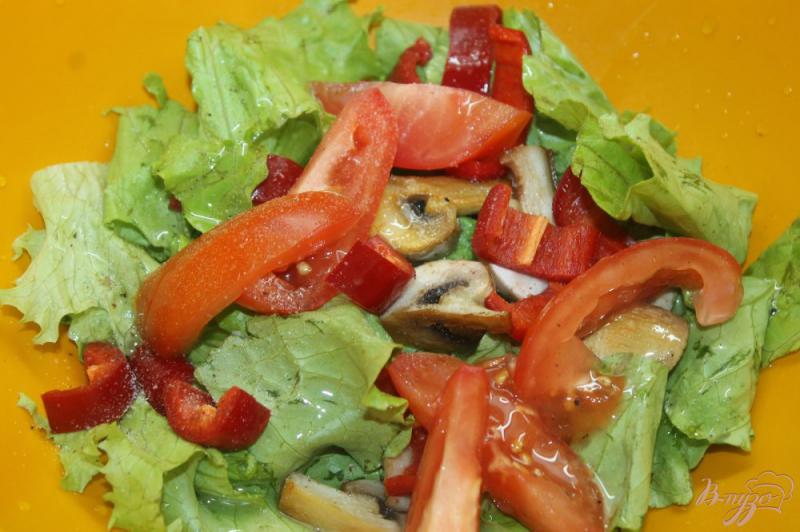Фото приготовление рецепта: Салат с жаренными шампиньонами и овощами шаг №4