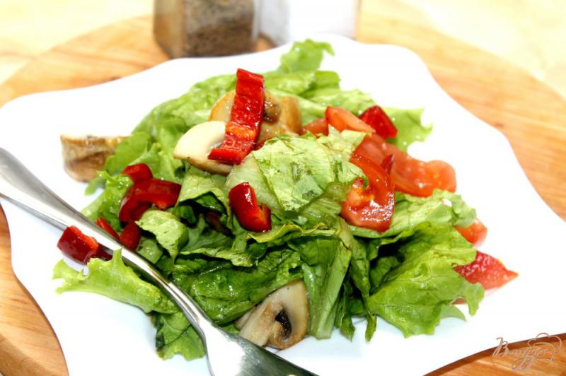 Фото приготовление рецепта: Салат с жаренными шампиньонами и овощами шаг №5
