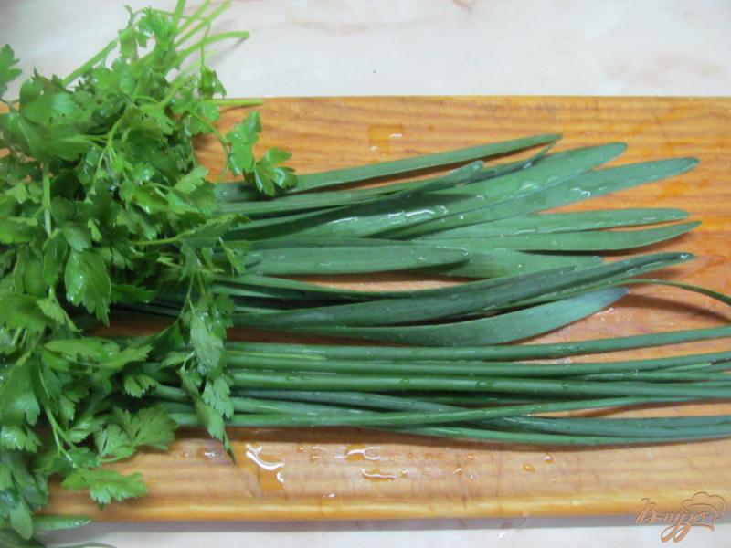 Фото приготовление рецепта: Весенний салат с мясом и редисом шаг №2