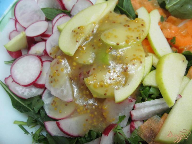 Фото приготовление рецепта: Весенний салат с мясом и редисом шаг №6
