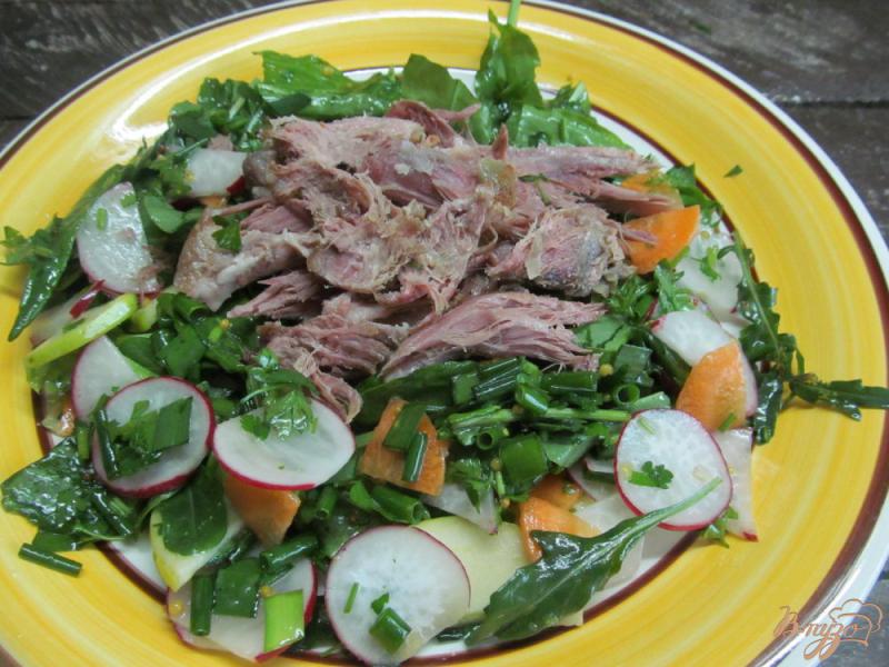 Фото приготовление рецепта: Весенний салат с мясом и редисом шаг №7