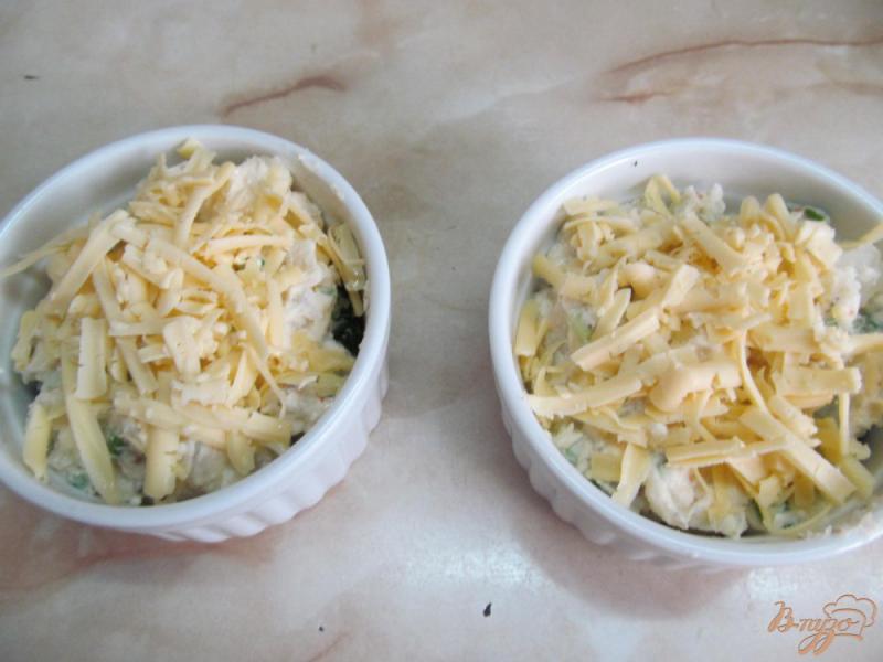 Фото приготовление рецепта: Запеченный картофель с творогом под сыром шаг №4
