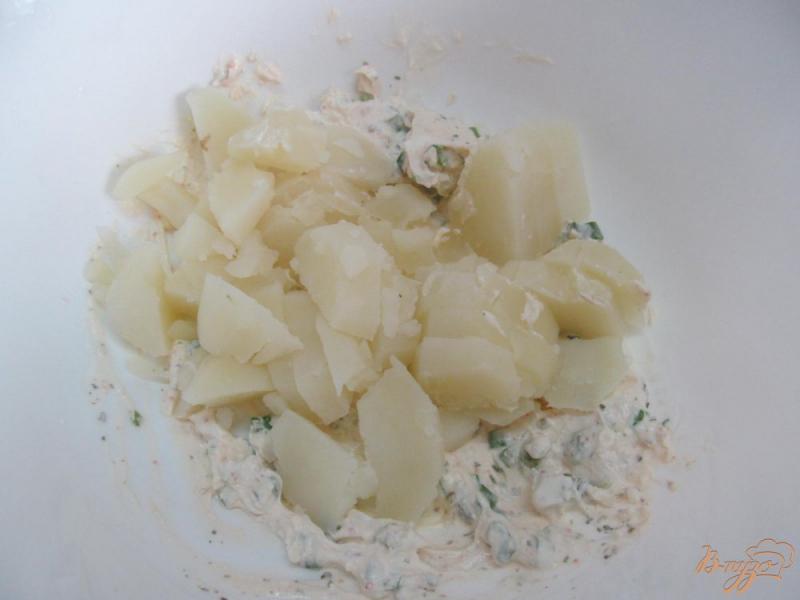 Фото приготовление рецепта: Запеченный картофель с творогом под сыром шаг №2