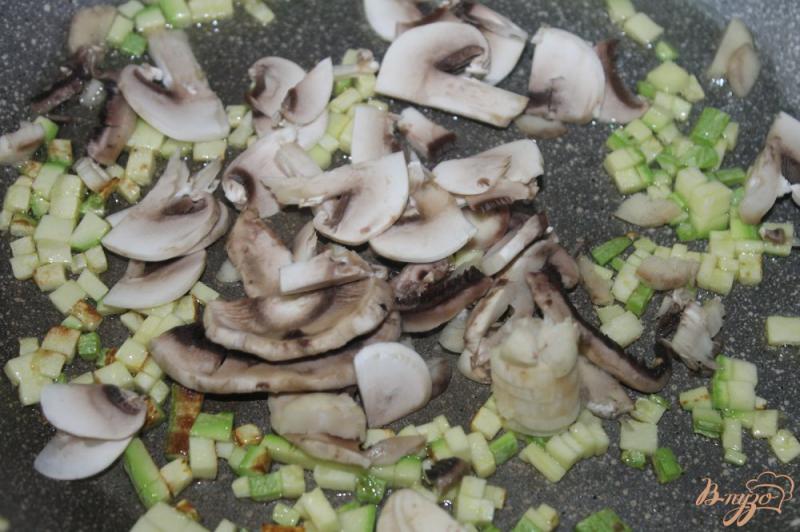 Фото приготовление рецепта: Спагетти с грибами и кабачками шаг №2