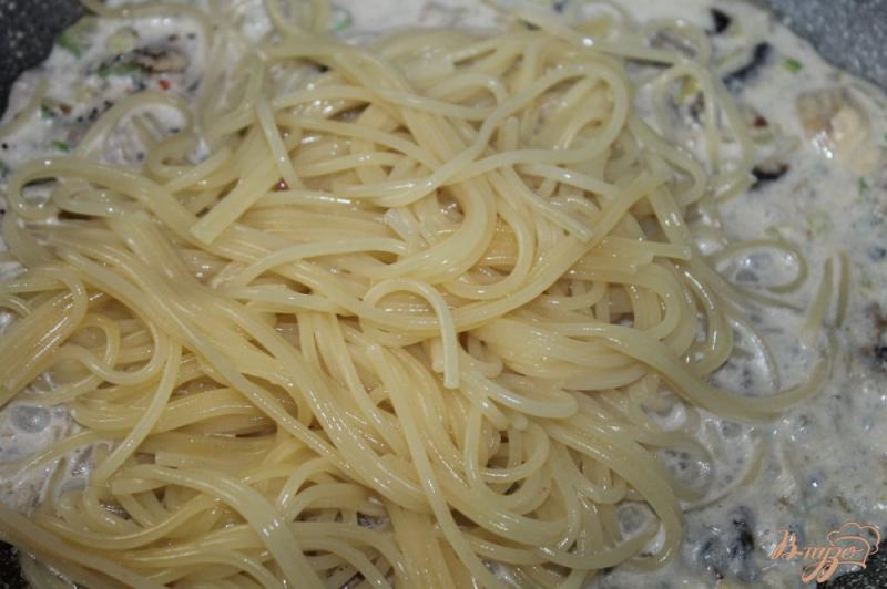 Фото приготовление рецепта: Спагетти с грибами и кабачками шаг №5