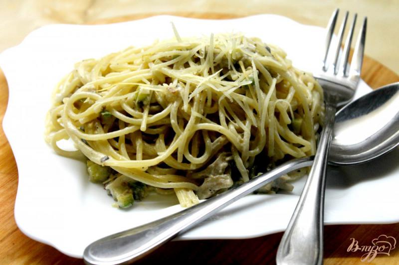 Фото приготовление рецепта: Спагетти с грибами и кабачками шаг №6