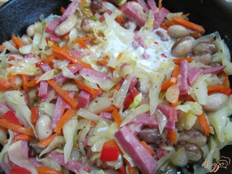 Фото приготовление рецепта: Жареная капуста с салями и фасолью шаг №5