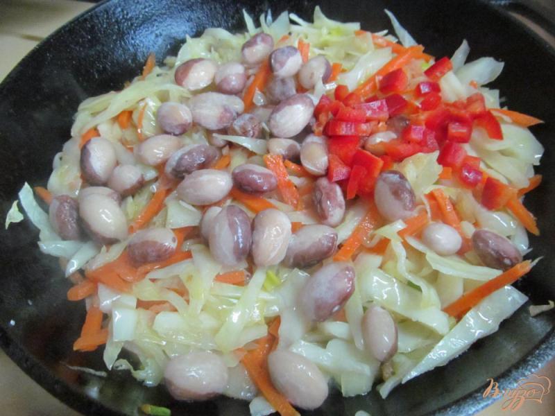 Фото приготовление рецепта: Жареная капуста с салями и фасолью шаг №3