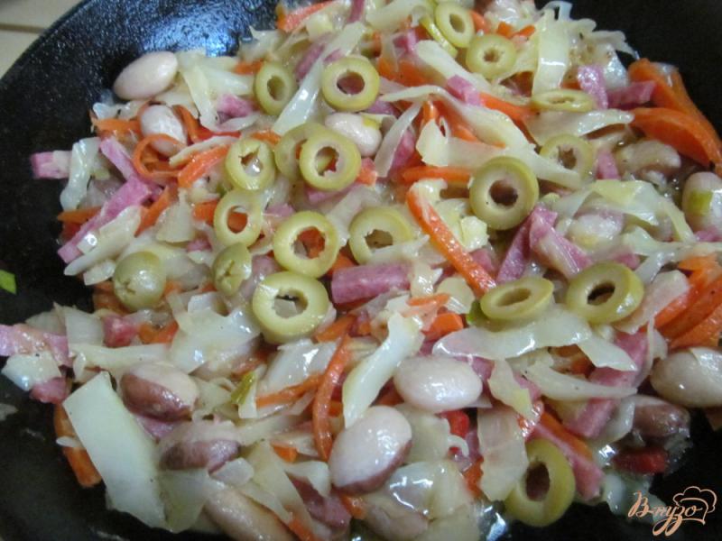 Фото приготовление рецепта: Жареная капуста с салями и фасолью шаг №6