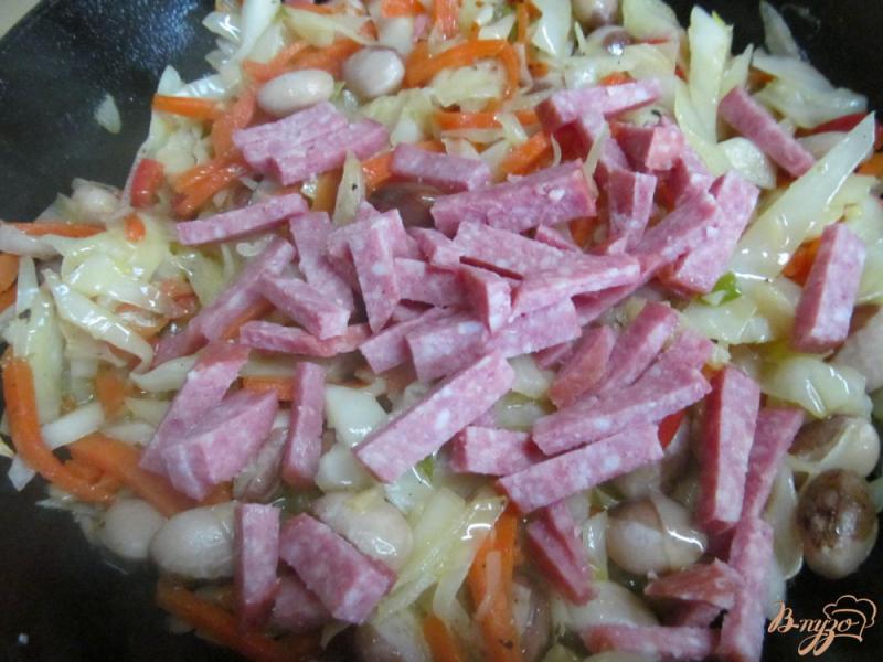 Фото приготовление рецепта: Жареная капуста с салями и фасолью шаг №4