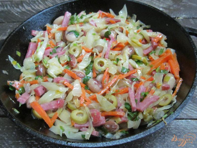 Фото приготовление рецепта: Жареная капуста с салями и фасолью шаг №7