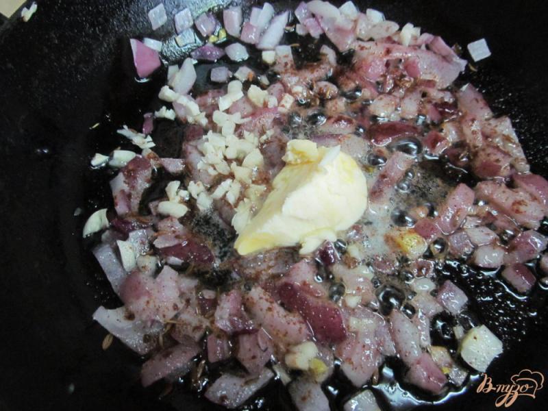 Фото приготовление рецепта: Кукурузная каша с чесноком и сыром шаг №2