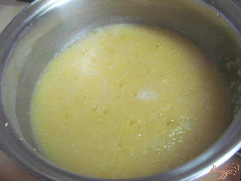 Фото приготовление рецепта: Кукурузная каша с чесноком и сыром шаг №3