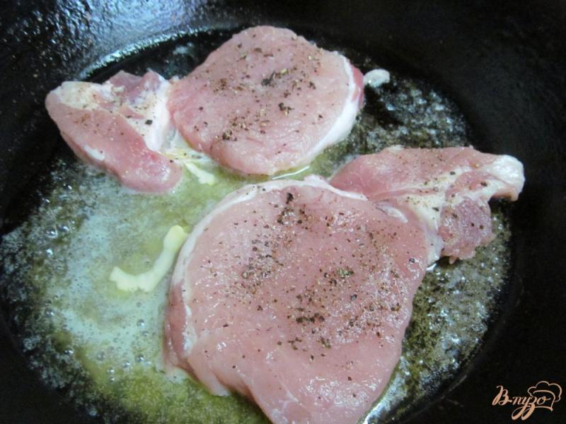 Фото приготовление рецепта: Жареный свиной стейк под сливочно-горчичным соусом шаг №2