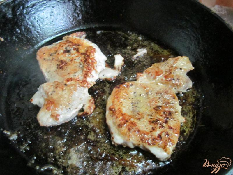 Фото приготовление рецепта: Жареный свиной стейк под сливочно-горчичным соусом шаг №3