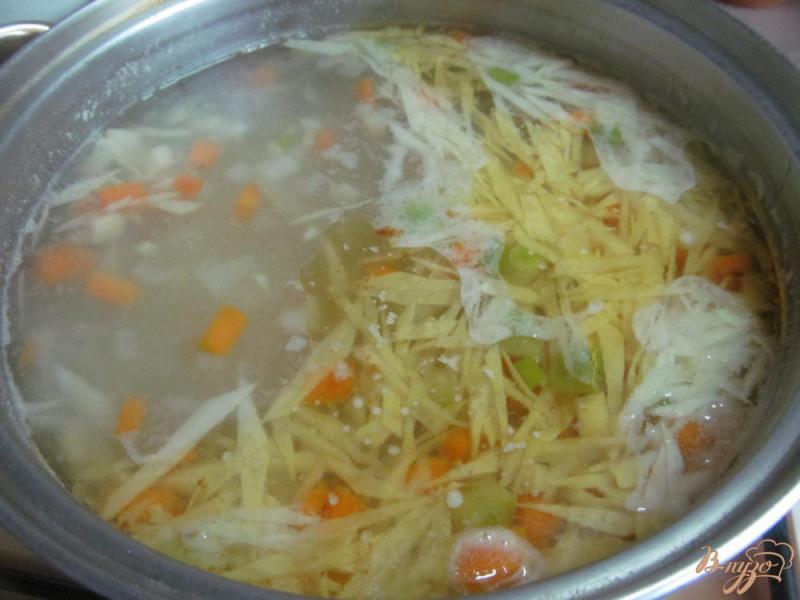 Фото приготовление рецепта: Суп с двумя видами капусты шаг №3
