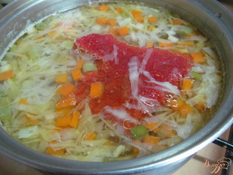 Фото приготовление рецепта: Суп с двумя видами капусты шаг №4