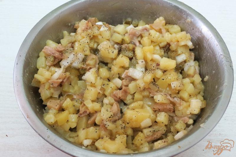 Фото приготовление рецепта: Картофельный салат с огурцами и вешенками шаг №6
