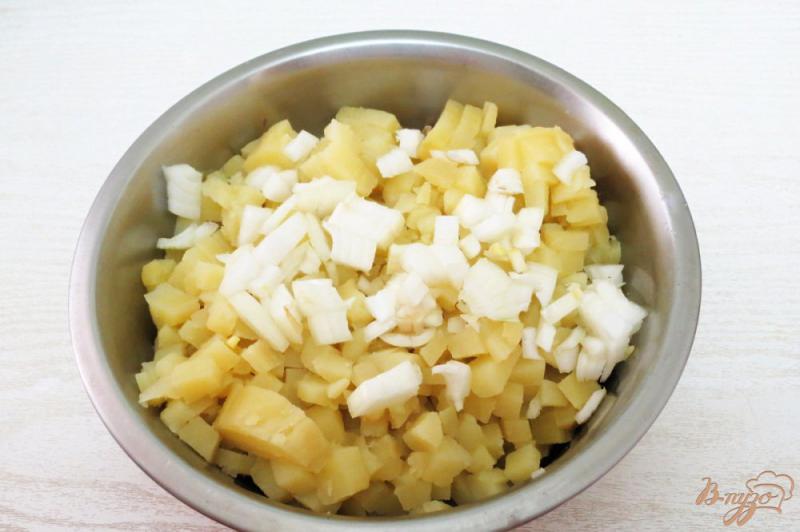 Фото приготовление рецепта: Картофельный салат с огурцами и вешенками шаг №5