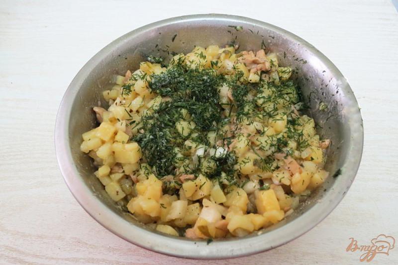 Фото приготовление рецепта: Картофельный салат с огурцами и вешенками шаг №7