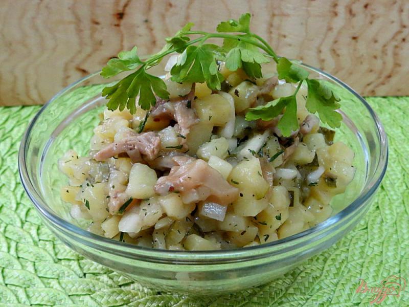 Фото приготовление рецепта: Картофельный салат с огурцами и вешенками шаг №8