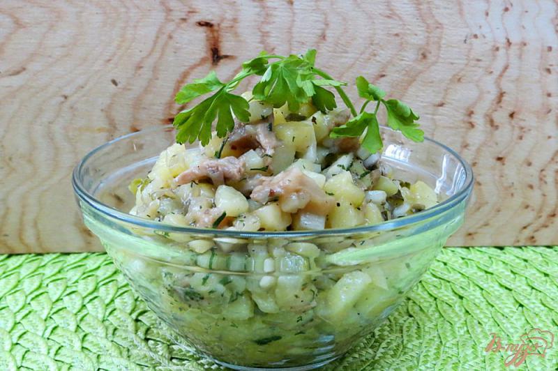 Фото приготовление рецепта: Картофельный салат с огурцами и вешенками шаг №9