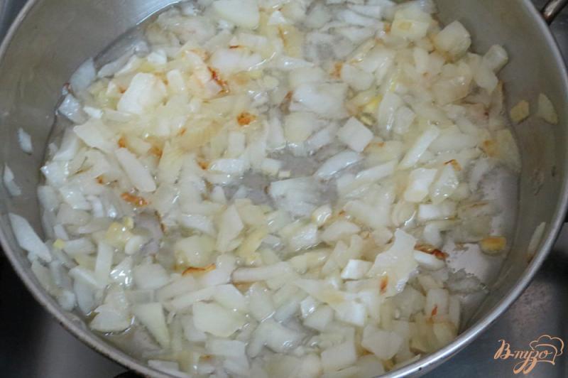 Фото приготовление рецепта: Шампиньоны с курицей в сметанном соусе шаг №2