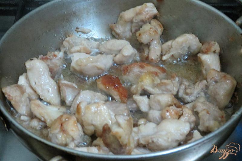 Фото приготовление рецепта: Шампиньоны с курицей в сметанном соусе шаг №6