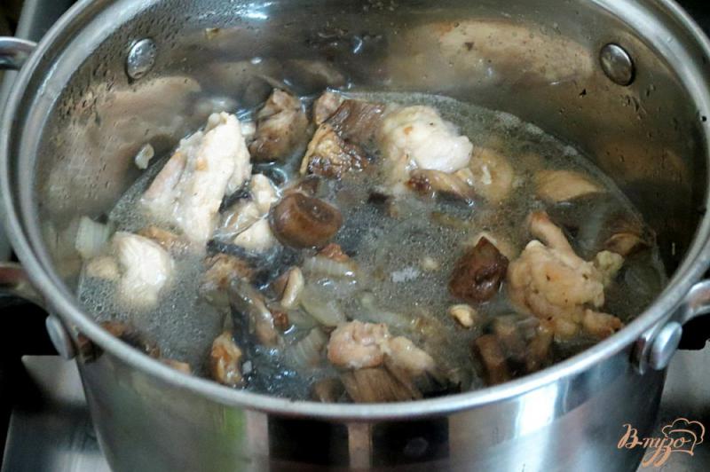 Фото приготовление рецепта: Шампиньоны с курицей в сметанном соусе шаг №7