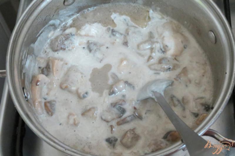 Фото приготовление рецепта: Шампиньоны с курицей в сметанном соусе шаг №10
