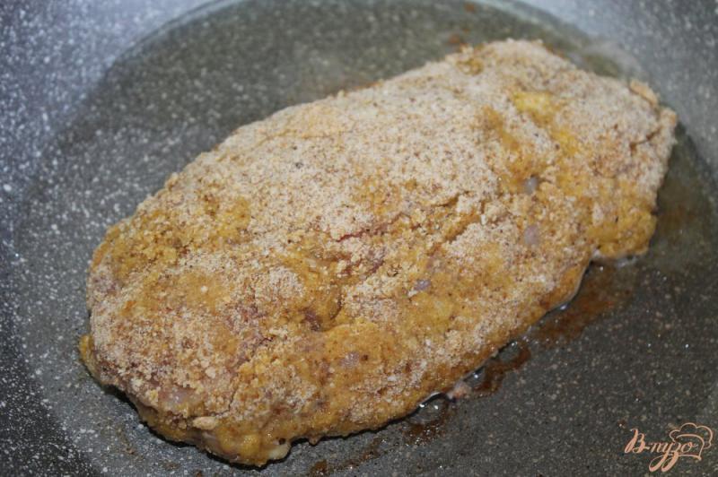 Фото приготовление рецепта: Фаршированное куриное филе ветчиной, помидорами и сыром шаг №6