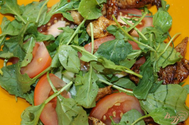 Фото приготовление рецепта: Салат с курицей и шпинатом шаг №6