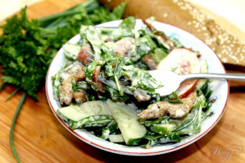 Фото приготовление рецепта: Салат с курицей и шпинатом шаг №8