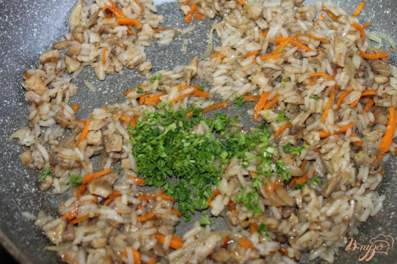 Фото приготовление рецепта: Отварной рис с куриным филе в соевом соусе шаг №5